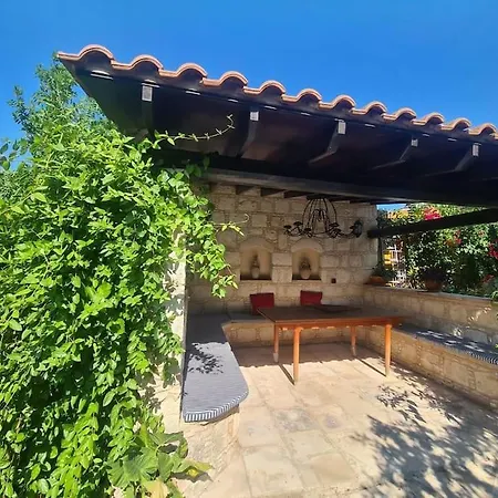 Holiday home Ivi's House Giolou